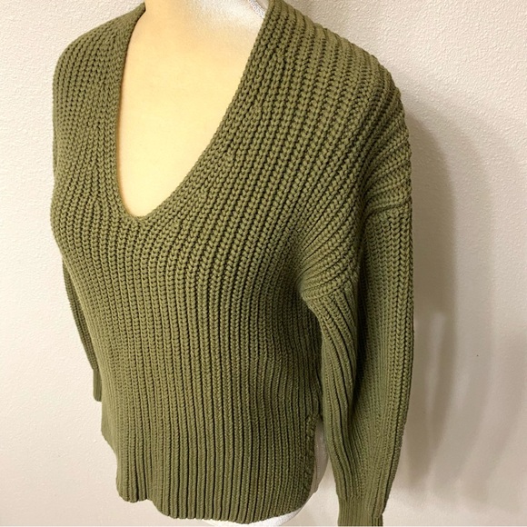 Everlane Chunky Knit V-Neck Sweater - Picture 6 of 10